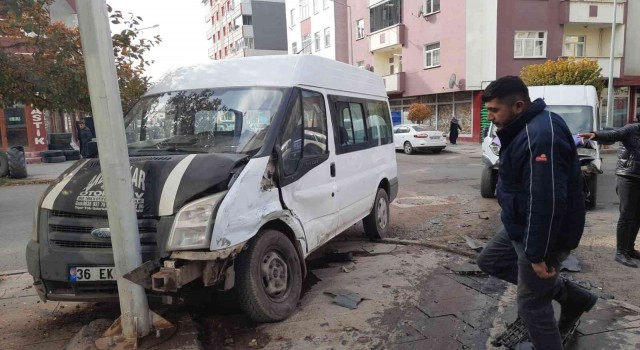 Karsta trafik kazası: 3ü çocuk, 5 yaralı