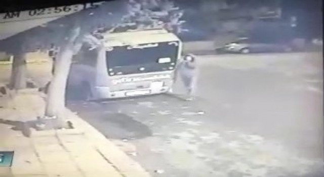 Kartalda minibüs içinden hırsızlık kamerada