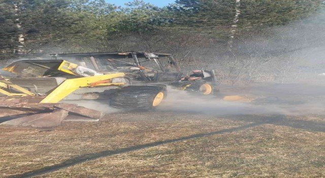 Kastamonuda park halindeki iş makinesi yandı