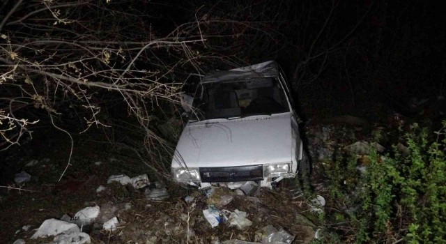 Kastamonuda yoldan çıkan otomobil 40 metrelik uçuruma yuvarlandı: 2 yaralı
