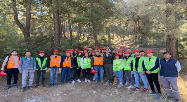 Kavaklıderede Ormancılık Bölümü öğrencilerine arazide eğitim verildi