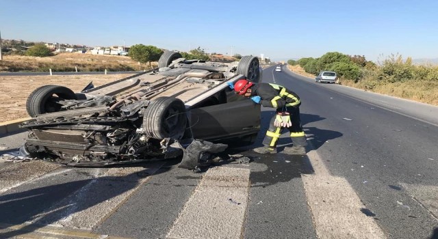 Kavşakta çarpışan otomobillerden biri takla attı: 2 yaralı