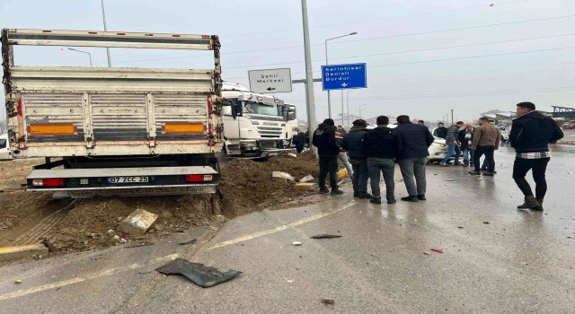 Kavşakta hafif ticari araçla çarpışan tır orta refüje çıktı