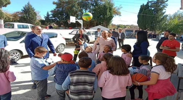 Kaymakam Arıkan çocukları sevindirdi