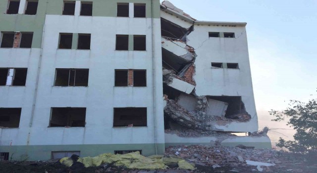 Kaymakam Ünal boşaltılan okulun yıkım çalışmalarını yerinde inceledi