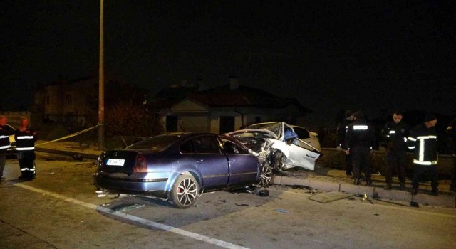 Kayseride iki otomobil kafa kafaya çarpıştı: 2 ölü, 6 yaralı