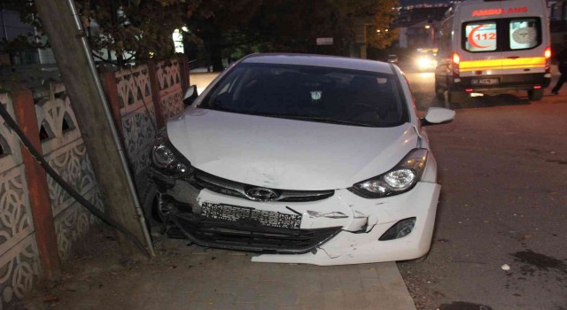 Kaza sonrasında savrulan otomobil, direğe çarparak durabildi