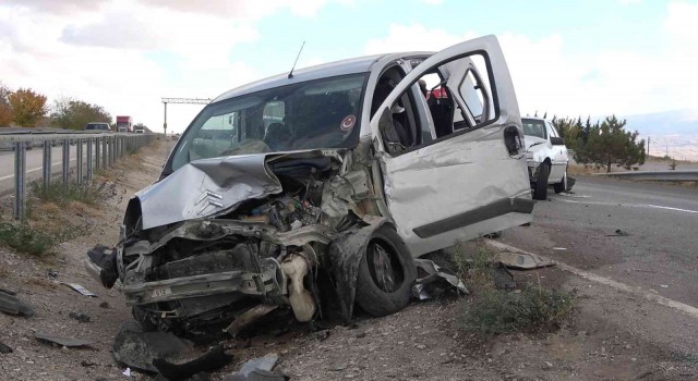 Kaza yapan araçlara çarpmamak için bariyerlere daldı: 2si çocuk 5 yaralı