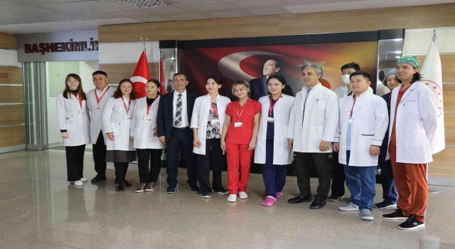 Kazakistandan gelen asistan doktorlar Mengücek Gazi Eğitim ve Araştırma Hastanesinde eğitim görüyor