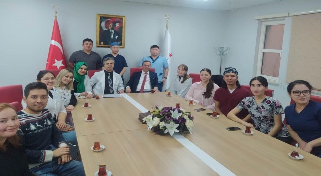 Kazakistanlı asistan doktorlar başhekimle bir araya geldi