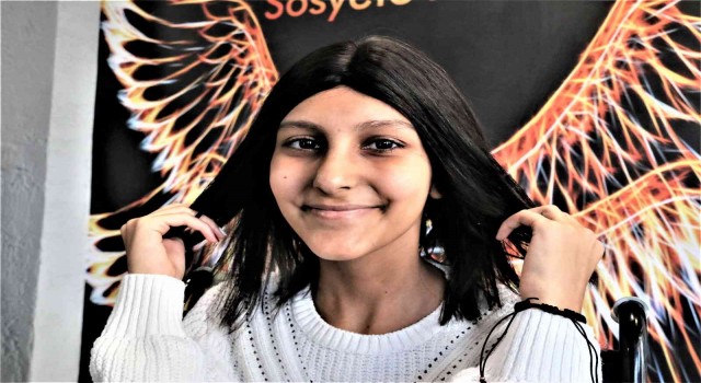 Kemoterapi tedavisi sonrası saçları dökülen Şerifenin yüzü güldü