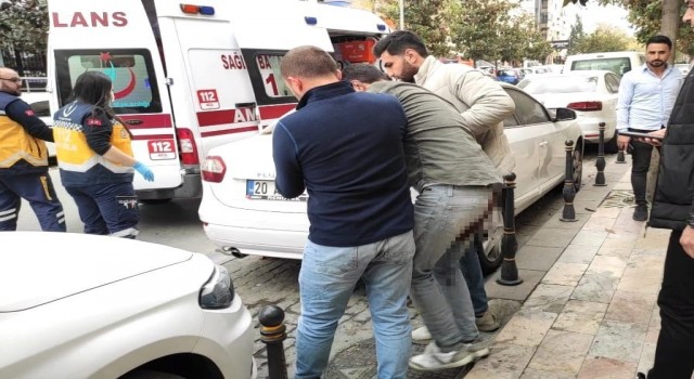 Kendi iş yerinin önünde bıçaklandı