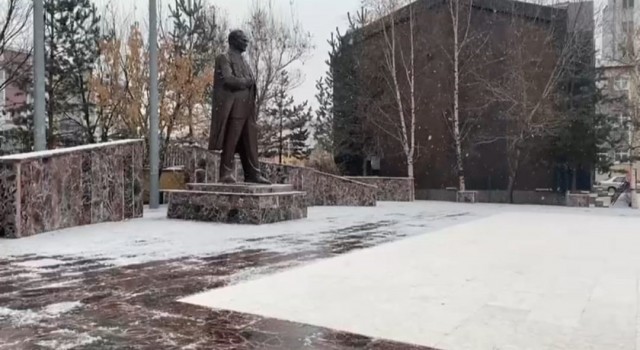 Kent merkezine mevsimin ilk karı yağdı