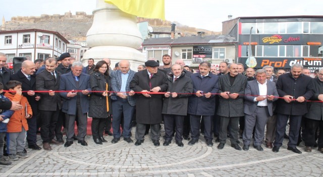 Kentin simgesi Tarihi Bayburt Saat Kulesinin restorasyonu tamamlanarak dualarla açılışı yapıldı