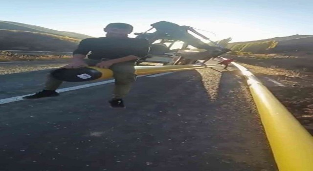 Kepçenin taşıdığı boruya oturan işçiler hem eğlendi hem de canlarını tehlikeye attı