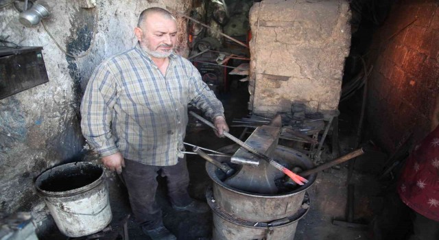 Kerküklü demir ustası Ali Demirci, kaybolmaya yüz tutan demircilik zanaatını yaşatmaya çalışıyor