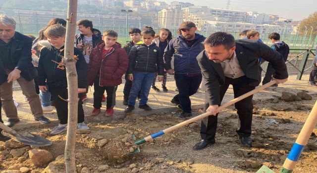 Kestel Belediye Başkanı Önder Tanır, çocuklarla birlikte ağaç dikti
