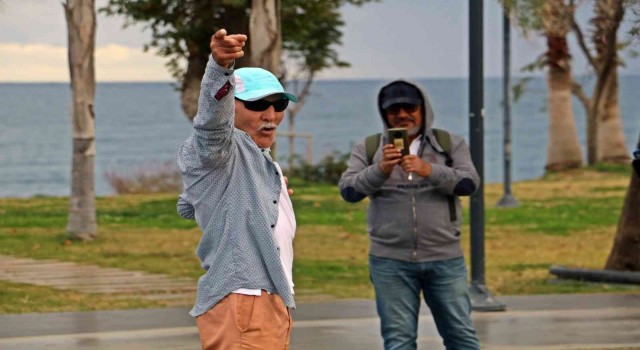 Kireçlenmeye karşı Rusya soğuğundan kaçıp Antalyaya gelen 69luk dede, yaptığı danslarla gençlere taş çıkartıyor