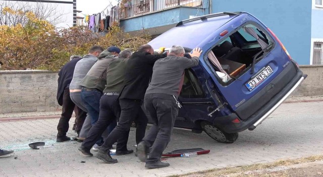 Kırıkkalede okul servisi ile otomobil çarpıştı: 5i öğrenci 6 yaralı