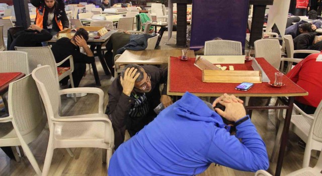 Kırklarelinde deprem tatbikatı ‘çök-kapan-tutun yapıldı
