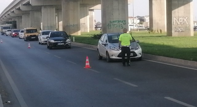 Kırmızı ışıkta geçen otomobil, polisin dur ihtarına uymayarak böyle kaçtı
