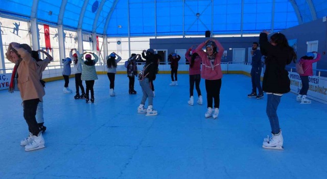 Kırsal mahallelerdeki çocuklar müze ve buz pisti ile tanıştı