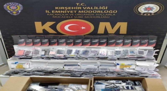Kırşehirde kaçak telefon aksesuarı operasyonu