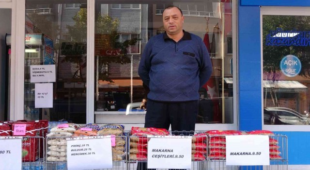 Kırtasiyeci, zincir marketlere tepki için gıda malzemesi satıyor