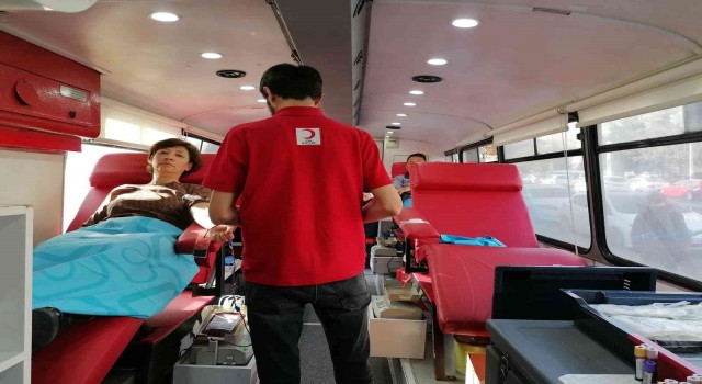 Kitapseverler Milli Kütüphanede düzenlenen kan bağışına yoğun ilgi gösterdi