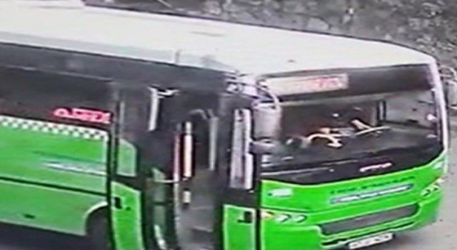 Kız arkadaşına bakan genci bıçaklayıp, otobüsü kaçırdı