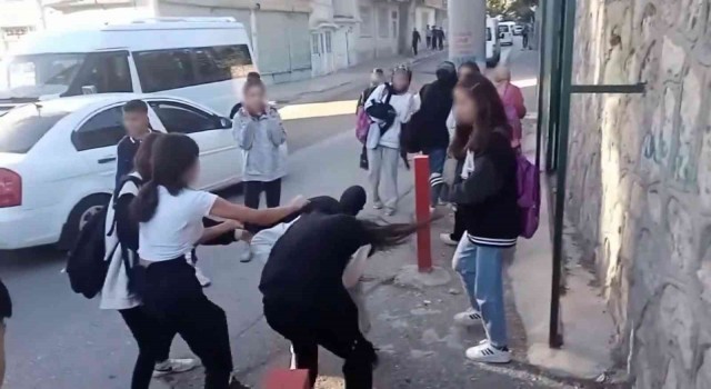 Kız öğrenciler ölesiye birbirine girdi erkekler seyretti