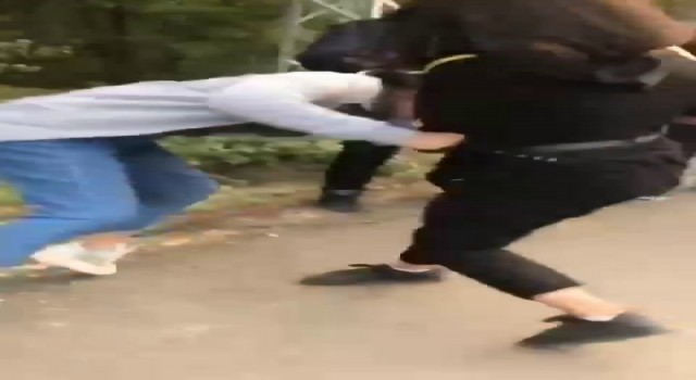 Kız öğrenciler saç saça kavga etti, o anları gülerek kayda aldılar
