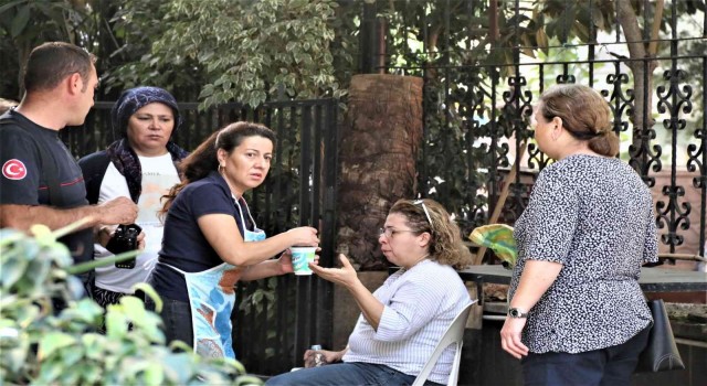 Kızartma yaparken çıkan yangını havlu ile söndürmek istedi, kendisini dışarı güçlükle attı