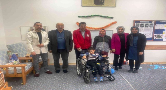 Kızılaydan özel eğitim öğrencisine tekerli sandalye
