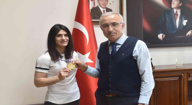 KMÜlü Zeynep Çelik, dünya şampiyonasından altın madalya ile döndü