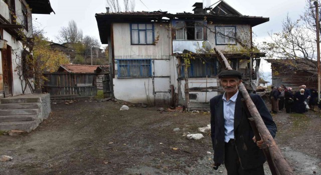 Komşusunun yanan evini gördü, yaşına aldırış etmeden yaptığı müdahale ile yangının büyümesini önledi