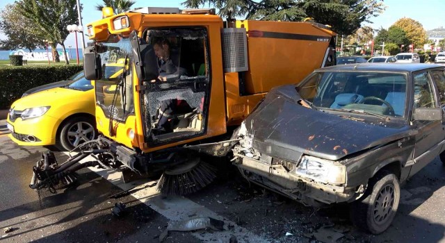 Kontrolü kaybetti, temizlik aracıyla çarpıştı