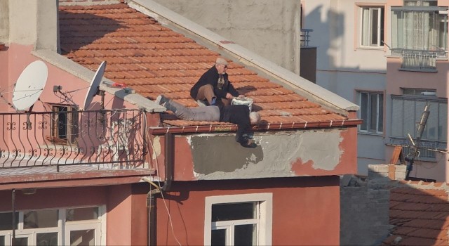 Konyada çatıda tehlikeli sıva mesaisi