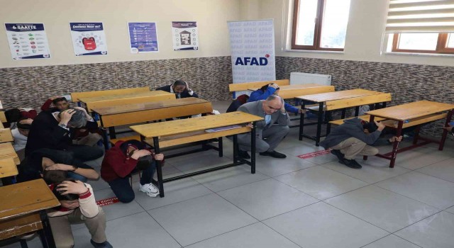 Konyada deprem tatbikatı: Vali öğrencilerle sıra altında tehlikenin geçmesini bekledi
