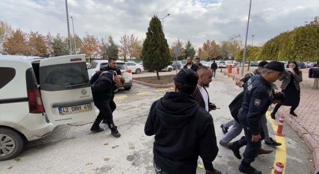 Konyada hayvana eziyet eden şüpheliler tutuklandı