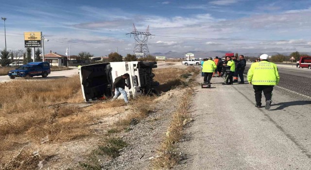 Konyada midibüs şarampole devrildi: 1 yaralı