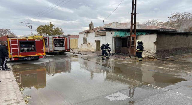 Konyada müstakil evin deposunda yangın