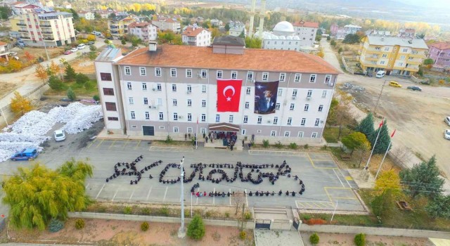 Konyada öğrenciler Atatürkün imzasını oluşturdu