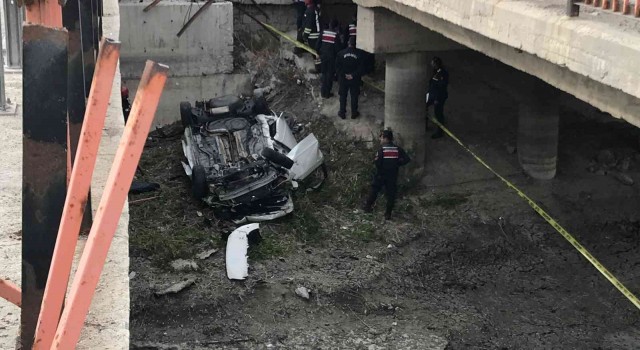 Konyada otomobil tahliye kanalına uçtu: 3 ölü