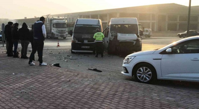 Konyada servis minibüsleri ve otomobil çarpıştı: 14 yaralı