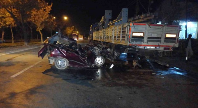 Konyada tıra çarparak hurdaya dönen otomobilin sürücüsü ağır yaralandı