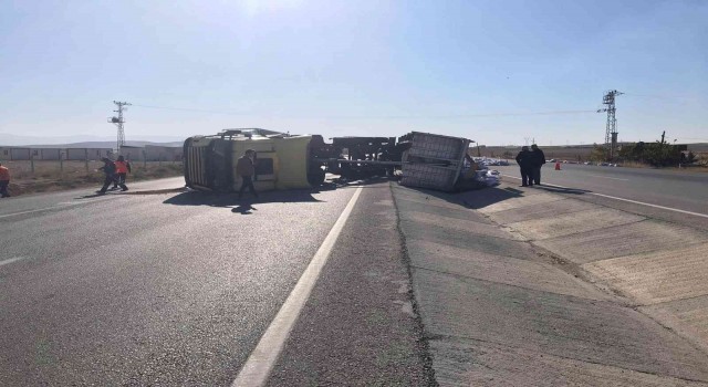 Konyada yem yüklü tır devrildi: 2 yaralı