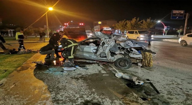 Köprü bariyerine çarpıp hurdaya dönen otomobilden yaralı olarak çıktı