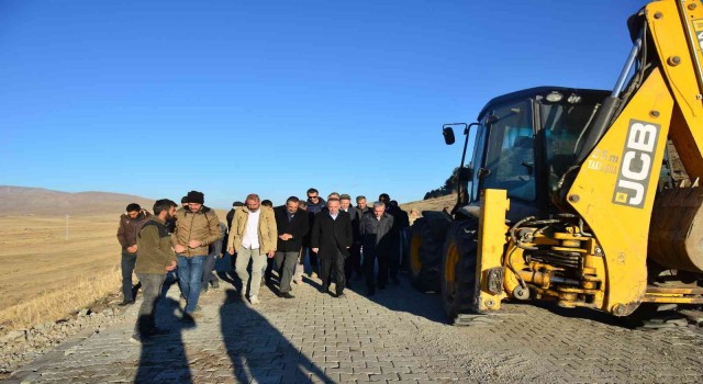 Köy yolları yapılmaya devam ediliyor