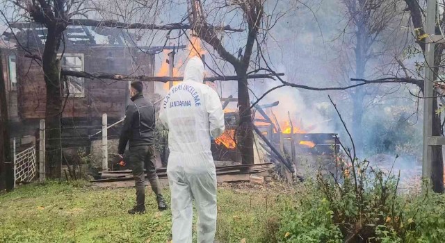 Köyde çıkan yangında iki ev küle döndü, alevler diğer evlere sıçramadan kontrol altına alındı